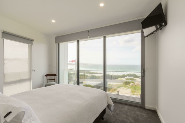 The binalong beach house 11